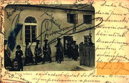 Bild:Rawa-Ruska, 1910er Jahre, Orthodoxe Juden verlassen ein Gebetshaus, Yizkor book