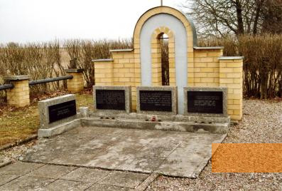Bild:Jurburg, 2009, Das Denkmal für die ermordeten Juden auf dem jüdischen Friedhof, Stiftung Denkmal