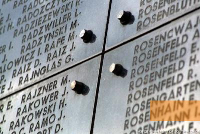 Bild:Brüssel, o.D., Im Innenraum des Denkmals gezeigte Namen der Opfer, Florida Center for Instructional Technology