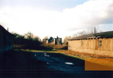 Bild:Rehmsdorf 1996, Bis heute erhaltene Baracke des Lagers »Wille«, Lothar Czoßek