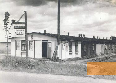 Bild:Nützen, vermutlich Anfang 1950er Jahre, Eine als Gaststätte genutzte ehemalige Lagerbaracke (1972 abgerissen), KZ-Gedenkstätte Kaltenkirchen