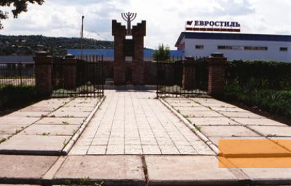 Bild:Rybniza, 2005, Denkmal auf dem Gelände des ehemaligen Ghettos, Stiftung Denkmal