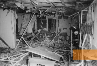Bild:Rastenburg, 1944, Inneres der zerstörten »Lagebesprechungsbaracke« nach dem Attentat, Bundesarchiv, Bild 146-1972-025-12