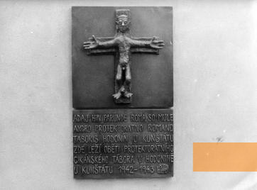 Bild:Hodonin, o.D., Gedenktafel bei einem Massengrab in der Nähe des ehemaligen Lagers, Archiv Muzea romské kultury