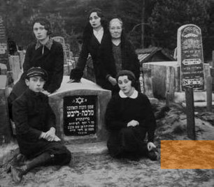 Bild:Wilejka, um 1930, Eine Familie auf dem jüdischen Friedhof, Fotograf: Boris Berman