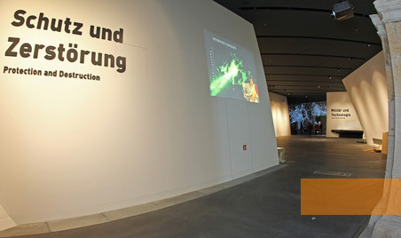 Bild:Dresden, 2011, Blick in die Ausstellung, Bundeswehr, Mandt