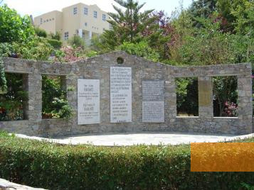 Bild:Kandanos, 2004, Das Denkmal für die am 3. Juni 1941 ermordeten Dorfbewohner, Alexios Menexiadis