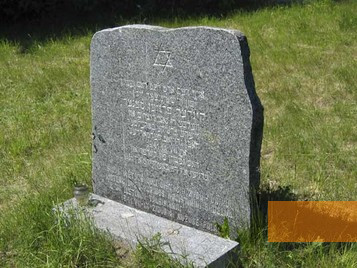 Bild:Wysztyten, 2005, Gedenkstein für die ermordeten Juden, Howard Sandys