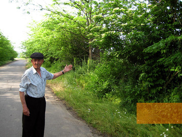 Bild:Bogdanowka, 2008, Ein Augenzeuge zeigt den Weg zur Erschießungsstätte, Ron Vossler