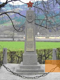 Bild:Sankt Johann im Pongau, 2006, Gedenkstein auf dem »Russenfriedhof«, Annemarie Zierlinger