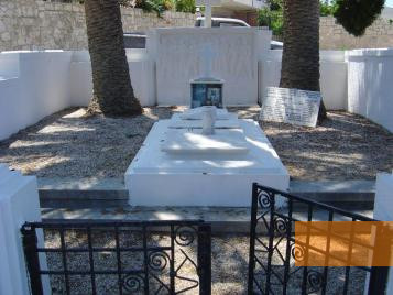 Bild:Kondomari, 2004, Ehrengrab auf dem Friedhof von Kondomari für die am 2. Juni 1941 ermordeten Dorfbewohner, Alexios Menexiadis