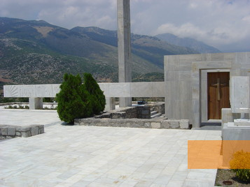 Bild:Distomo, 2004, Denkmal mit Beinhaus, Alexios Menexiadis