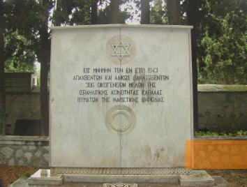 Bild:Kawala, 2009, Denkmal auf dem jüdischen Friedhof, Arie Darzi