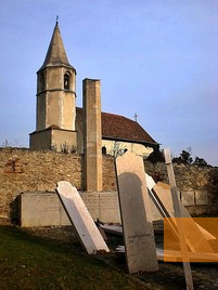 Bild:Balf, 2010, Ansicht des Denkmals mit der Burgkirche und dem Obelisk aus dem Jahr 1948, Erzsébet Szabolcs
