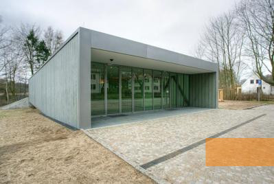 Bild:Ravensbrück, 2008, Das 2007 fertiggestellte Besucherzentrum, Stiftung Denkmal