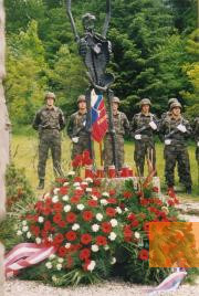 Bild:Am Loiblpass, 2002, Denkmal bei einer Gedenkveranstaltung, Peter Gstettner
