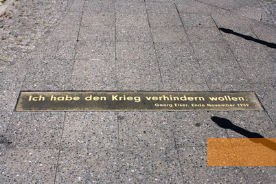 Bild:Berlin, 2015, Zitat Georg Elsers auf dem Gehweg am Sockel des Denkmals, Stiftung Denkmal