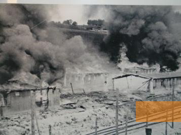 Bild:Gusen, 17. Mai 1945, Das typhusverseuchte Lager Gusen II wird von der US-Armee abgebrannt, USHMM, Charles R. Sandler