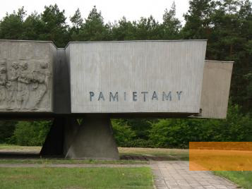 Bild:Kulmhof, 2008, Denkmal aus dem Jahr 1964 mit der Aufschrift: »Wir erinnern«, Jakub Krajniak