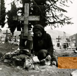 Bild:Distomo, 1945, Eine Überlebende des Massakers bei der Grabpflege, Benaki Museum - Photographic Archive, Voula Papaioannou
