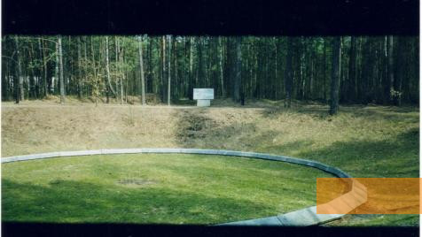 Bild:Taganrog, um 2000, Älteres Denkmal für die Opfer der Erschießungen in der »Petruschina-Schlucht«, Nautschno-proswetitel'skij Zentr »Holocaust«