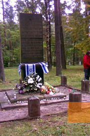Bild:Pajuostė, 2003, Gedenkstein an der Erschießungsstelle, Genadij Kofman