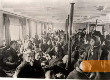 Bild:Lom, März 1943, Juden aus Thrakien und Mazedonien an Bord des Bootes »Karadorde«, mit dem sie donauaufwärts deportiert werden, Yad Vashem