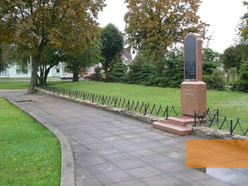 Bild:Garsden, 2004, Gedenkstein für die Opfer der Massenerschießung am 24. Juni 1941, Stiftung Denkmal
