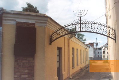 Bild:Grodno, 2004, Denkmal am Eingang des ehemaligen Ghettos, Stiftung Denkmal