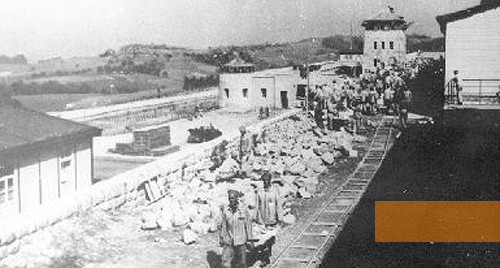 Bild:Mauthausen, 1941, Bau der Lagermauer und des Wachturms, KZ-Gedenkstätte Mauthausen