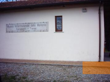 Bild:Ferramonti di Tarsia, 2004, Eingang des Museums Ferramonti, ITIS Matera
