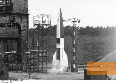 Bild:Peenemünde, 1943, V2 beim Start, Bundesarchiv, Bild 146-1978-Anh.026-01