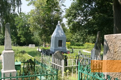 Bild:Kamenez-Podolsk, 2008, Denkmal für die im August 1941 ermordeten Kinder, Yahad – In Unum, Guillaume Ribot