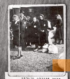 Bild:Region Kaschau, 17. April 1944, Juden aus umliegenden Dörfern werden ins Kaschauer Ghetto verschleppt, Yad Vashem