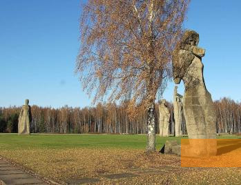 Bild:Salaspils, 2009, Skulpturen auf dem Gelände der Gedenkstätte, Ronnie Golz