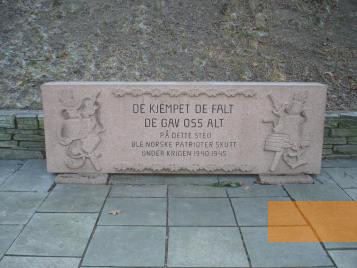 Bild:Oslo, 2007, Gedenkstein für die gefallenen Widerstandskämpfer am Fuße der Stadtfestung »Akershus festning«, Christl Wickert