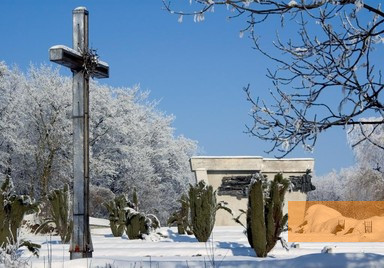 Bild:Lamsdorf, 2006, »Denkmal der nationalen Erinnerung« und Friedhof für die sowjetischen Kriegsgefangenen, Centralne Muzeum Jeńców Wojennych w Łambinowicach-Opolu