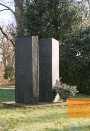 Bild:Bad Zwischenahn, 2007, Mahnmal für die Opfer der »NS-Euthanasie« auf dem Gelände der Karl-Jaspers-Klinik, Hedwig Thelen