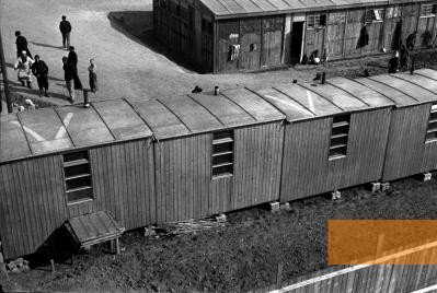 Bild:Lety, um 1942, Das »Zigeunerlager Lety«, Výbor pro odškodnění romského holocaustu