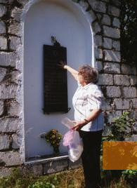Image: Dubossary, 2005, A woman points to the name of a relative on a memorial plaque, Stiftung Denkmal