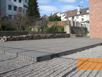 Bild:Wuppertal, 2010, Grundriss der ehemaligen Synagoge aus Granitplatten, im Hintergrund die Grundmauern, Stiftung Denkmal, Sarah von Urff