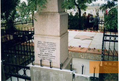 Bild:Dobre, o.D., Denkmal für die ermordeten Juden im Dorf Dobre, Tkuma