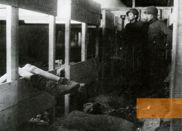 Bild:KZ Mittelbau-Dora, 1945, US-Soldaten finden in einer Baracke des befreiten Lagers tote und sterbende Häftlinge, National Archives Washington