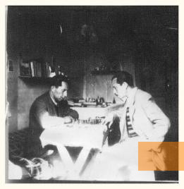 Bild:Ferramonti di Tarsia, o.D., Internierte beim Schachspiel, roxong