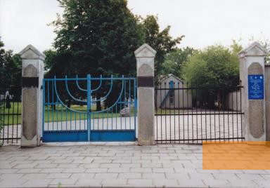 Bild:Memel, 2001, Eingang zum früheren jüdischen Friedhof, Stiftung Denkmal