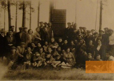 Bild:Pajuostė, 1946, Kurz nach der Einweihung des Gedenksteins gedenken Überlebende der Opfer, Panevėžio žydų bendruomenė 