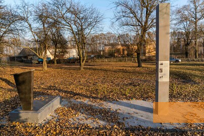 Bild:Kolodjanka, 2019, Denkmal von 1996 und neue Informationsstele, Stiftung Denkmal, Anna Voitenko
