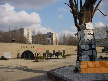 Bild:Warschau, 2002, Dieser mittlerweile agbestorbene und durch eine bronzene Kopie ersetzte Baum erinnerte an die Opfer, Boris Kester