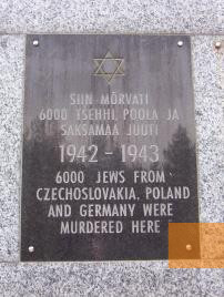 Bild:Kalevi-Liiva, 2004, Inschrift auf dem Denkmal für die ermordeten Juden, Stiftung Denkmal