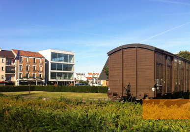 Bild:Drancy, 2012, Eisenbahnwaggon mit dem Dokumentationszentrum im Hintergrund, Mémorial de la Shoah, Pierre Marquis